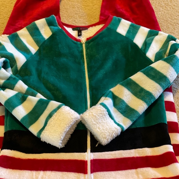 π§πΌβπHPπ§π»βπHoliday Santa onesie - Picture 8 of 10
